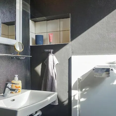 Awesome In With 1 Bedroom And Wifi *